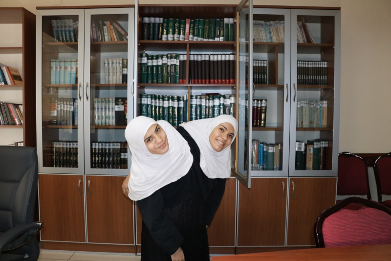 Siyam ikizleri kütüphanede çalışmaya başladı